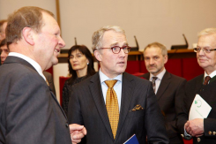 Przybył ambasador Niemiec Rüdiger Freiherr von Fritsch i szef międzynarodowego funduszu wspomagającego rolnictwo Hermann Kroll Schlüter. Rozmowa z Laureatem