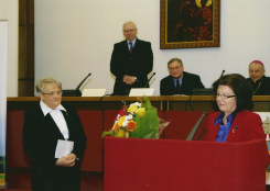 Maria Kaczyńska gratuluje Nagrody Marii Stolzman (Laureatka za 2009 r.)