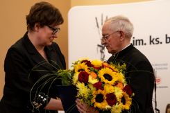 Katarzyna Frelek i kwiaty od Kapituły